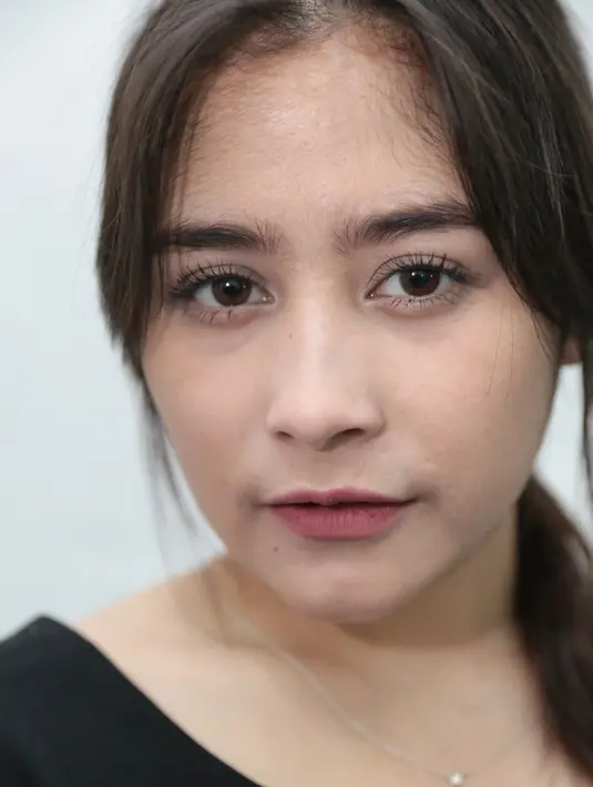 "Justru aku bersahabat dengan Ali dan aku dekat dengan Rassya, dan Rassya juga tahu aku sahabatan sama Ali, jadi kalau kumpul sih enggak ada canggung-canggungan," ujar Prilly kepada Bintang.com, di studio Emtek, Daan Mogot. (Adrian Putra/Bintang.com)