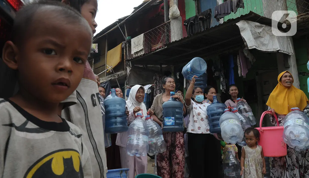 Kawasan pemukiman padat penduduk ini kesulitan mendapatkan air bersih untuk keperluan rumah tangga. (merdeka.com/Imam Buhori)