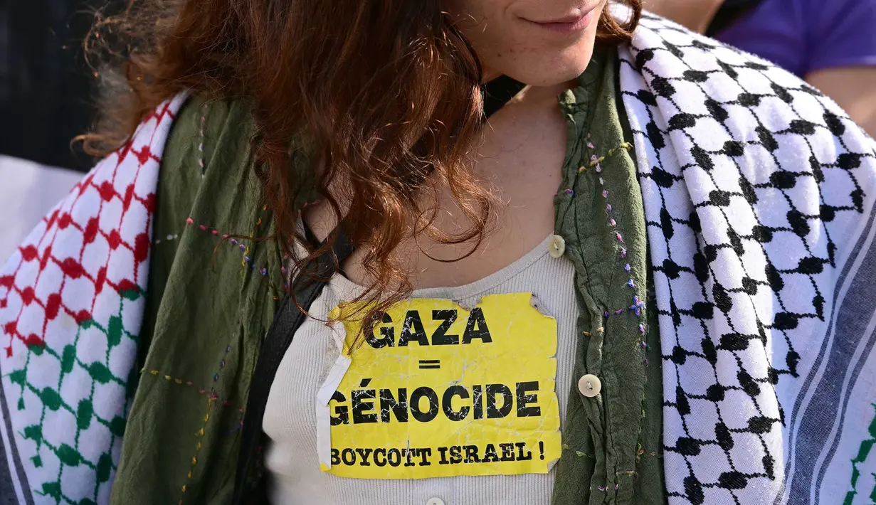 Jelang pembukaan Festival Film Venesia ke-82 di Lido, Venesia, sejumlah orang melakukan aksi unjuk rasa untuk mendukung rakyat Palestina pada 27 Agustus 2025. (Tiziana FABI/AFP)