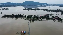 Pihak berwenang setempat telah menyerukan agar masyarakat tetap waspada terhadap kemungkinan gelombang banjir kedua. Tampak foto udara menunjukkan rumah-rumah yang terendam banjir di Kangar, negara bagian Perlis, Malaysia utara, pada Jumat 28 November 2025. (Mohd RASFAN/AFP)
