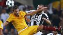 Pemain Juventus, Leonardo Bonucci (kanan), berebut bola dengan pemain Sevilla, Franco Vazquez, pada laga Liga Champions Grup H di Juventus Stadium, Turin, Kami (15/9/2016) dini hari WIB. (AFP/Marco Bertorello)