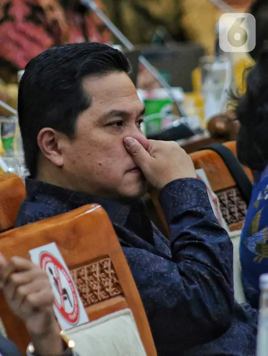 Menteri BUMN Erick Thohir mengikuti rapat kerja bersama di kompleks Parlemen, Senayan, Jakarta, Kamis (8/9/2022). Rapat kerja antara Komisi VI DPR, Kementerian BUMN, dan Kementerian Investasi atau Badan Koordinasi Penanaman Modal (BKPM) tersebut membahas kinerja keuangan BUMN yang terdampak utang luar negeri serta perkembangan investasi di Indonesia pada 2021 dan 2022. (Liputan6.com/Angga Yuniar)