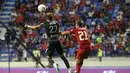 <p>Bek Lyon, Malo Gusto (Kiri) melompat untuk melakukan sundulan saat dikawal oleh bek Liverpool, Kostas Tsimikas selama pertandingan Dubai Super Cup 2022 di Al Maktoum Stadium, Uni Emirat Arab, Minggu (11/12/2022). Lyon menang atas Liverpool 3-1. (AFP/Karim Sahib)</p>
