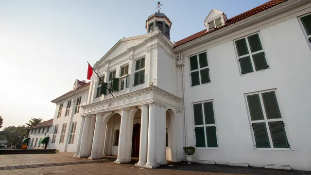 Ilustrasi Kota Tua Jakarta yang kental dengan suasana sejarahnya yang khas