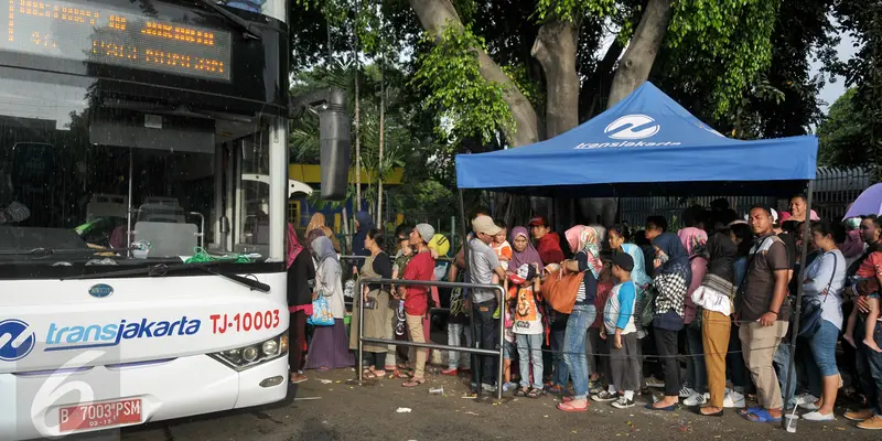 20170430-Libur Panjang, Penumpang Bus Gratis Keliling Jakarta Meningkat-Yoppy