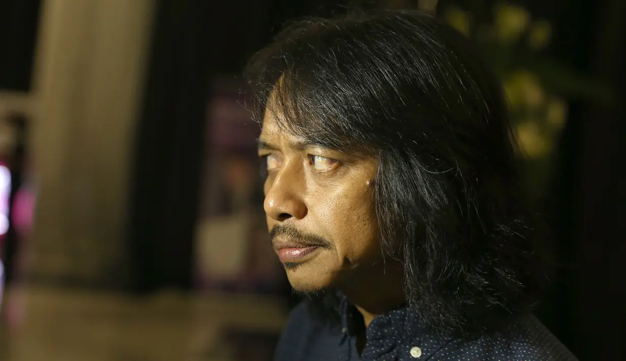 Budjana lelaki ini biasa disapa ditemui Bintang.com di Plenary Hall, JCC, Senayan Sabtu, (2/4/2016) malam mengaku juga pingin tahu musik aransemen sahabatnya  Tohpati seperti apa. (Andy Masela/Bintang.com)