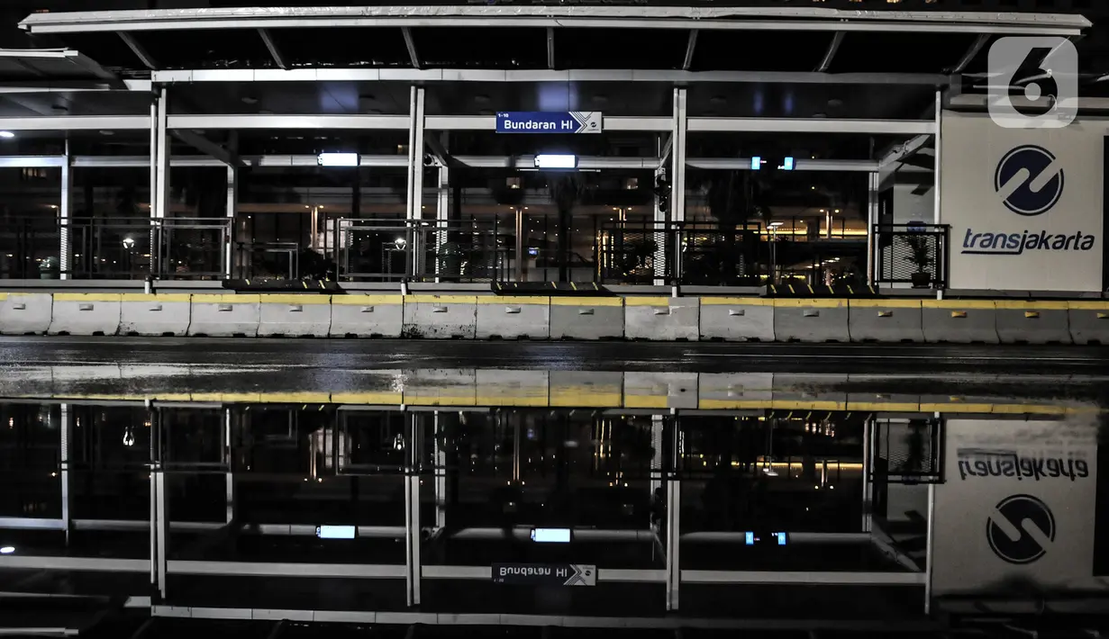 Suasana sepi Halte Transjakarta Bundara HI di Jalan MH Thamrin, Jakarta, Kamis (31/12/2020). Kawasan Jalan MH Thamrin-Sudirman ditutup pada malam Tahun Baru untuk mencegah kerumunan warga sekaligus memutus penyebaran COVID-19. (merdeka.com/Iqbal S. Nugroho)
