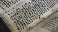 Codex ini berisi lengkap seluruh 24 kitab dari Hebrew Bible, meski kehilangan 12 halaman. Taurat dan Zabur juga termasuk di Codex ini. (AP Photo/Ariel Schalit)