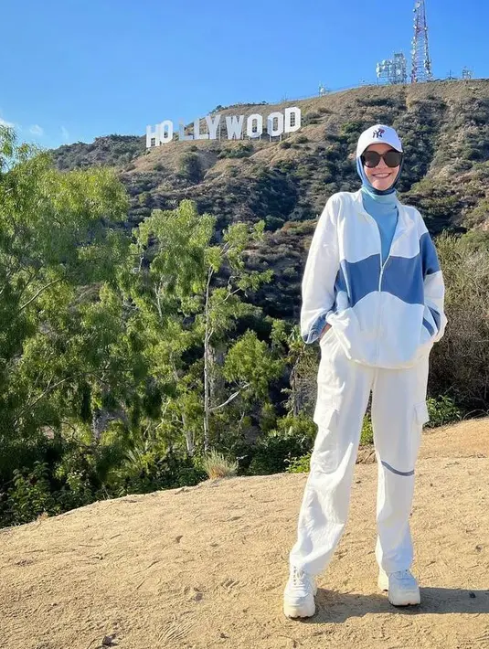 Perempuan 35 tahun ini kerap tampil dengan outfit santai namun tetap modis. (Instagram/zaskiadyamecca).