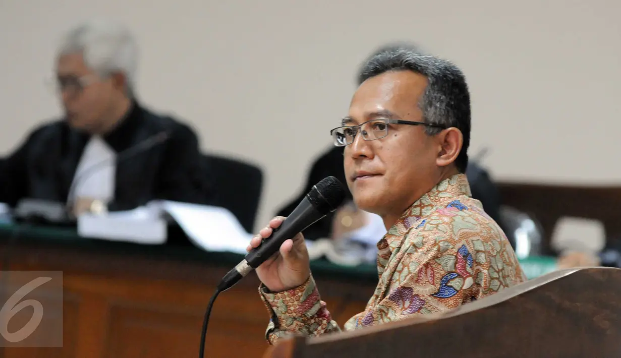 Terdakwa dugaan suap panitera dan hakim PTUN Medan Tripeni Irianto Putro saat sidang lanjutan di Pengadilan Tipikor Jakarta, Kamis (12/11). Tripeni mengaku menerima sejumlah uang dari OC Kaligis melalui M Yagari Bhastara Guntur (Liputan6.com/Helmi Afandi)