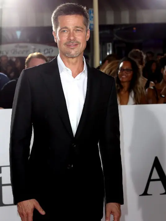 Saat namanya disebutkan oleh pembawa acara, Pitt berlenggang memasuki area panggung. Saat itu lah suara tepukan tangan meramaikan suasana malam penghelatan Golden Globe Awards 2017. (AFP/Bintang.com)