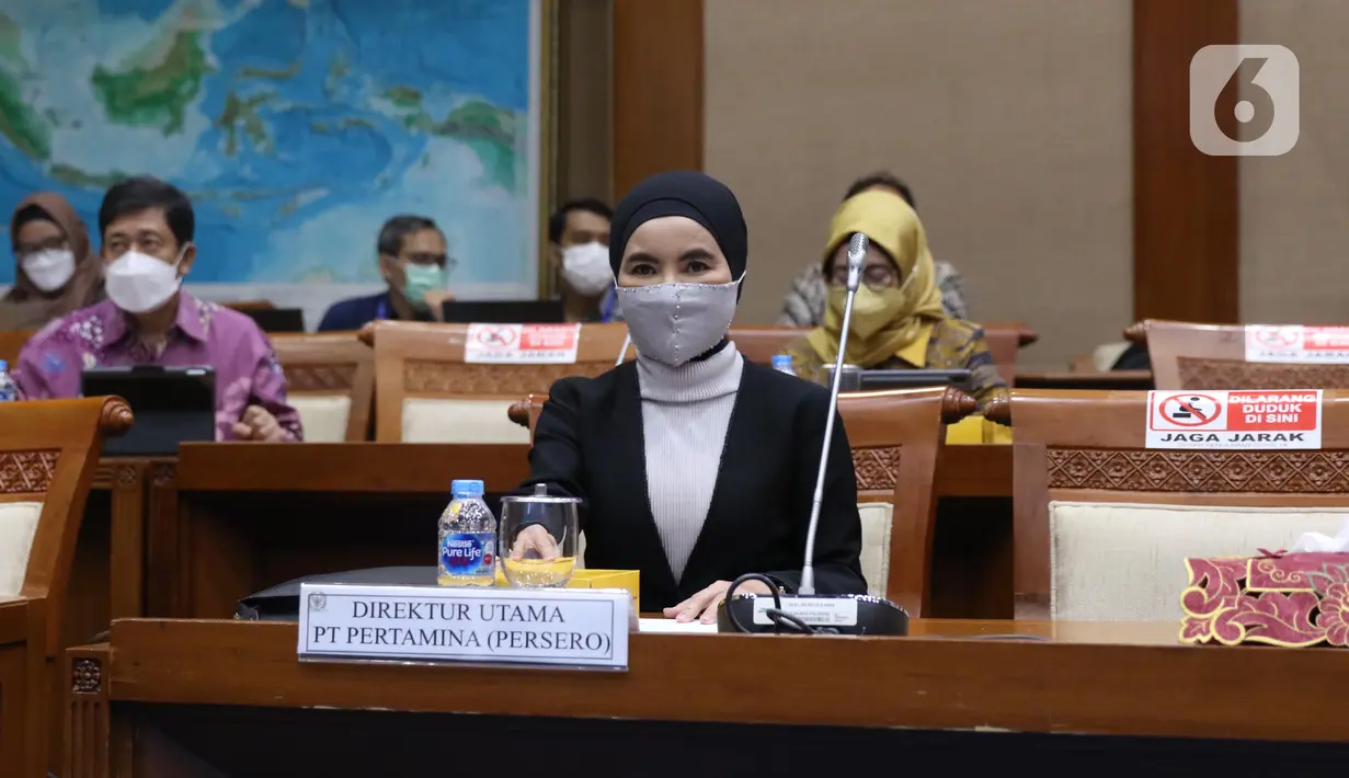 Dirut Pertamina Nicke Widyawati saat mengikuti rapat dengar pendapat dengan Komisi VII DPR di Kompleks Parlemen, Senayan, Jakarta, Selasa (29/3/2022). RDP itu membahas dampak kenaikah harga minyak mentah dunia terhadap harga dan penyaluran BBM di dalam negeri. (Liputan6.com/Angga Yuniar)