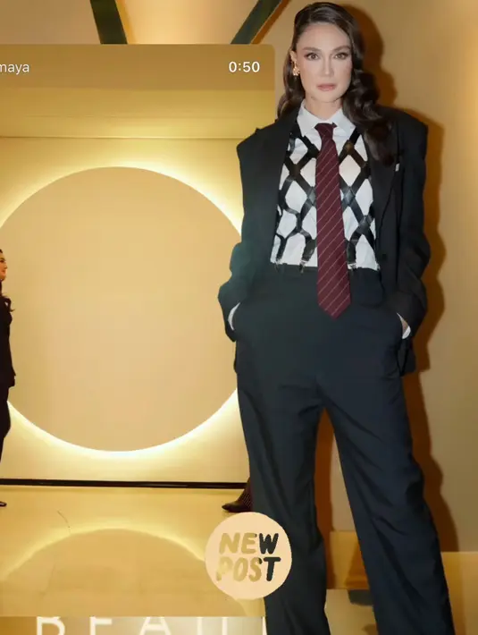 Luna Maya tampil office look mengenakan inner kemeja putih dipadukan setelan jas. Semakin menarik dengan dasi merah dan bretel hitam. [@lunamaya]