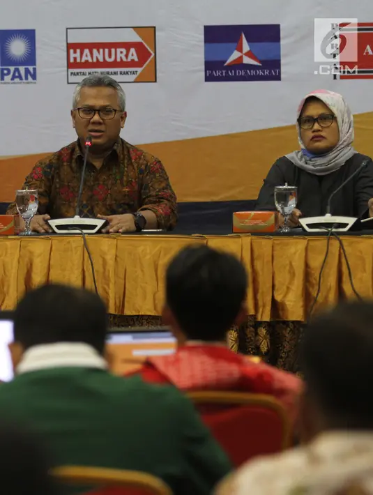 Ketua KPU Arief Budiman memberi penjelasan saat sosialisasi Sistem Informasi Pencalonan (Silon) di kantor KPU, Jakarta, Senin (7/5). Penerapan Silon ini juga diharapkan bisa membangun kepercayaan publik terhadap pemilu. (Liputan6.com/Angga Yuniar)