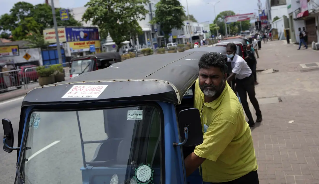 Pengemudi bajaj antre untuk membeli bahan bakar dekat sebuah SPBU di Kolombo, Sri Lanka, 13 April 2022. PM Sri Lanka mengatakan akan mendengarkan ide-ide pengunjuk rasa untuk menyelesaikan tantangan ekonomi, sosial, dan politik yang dihadapi negara. (AP Photo/Eranga Jayawardena)