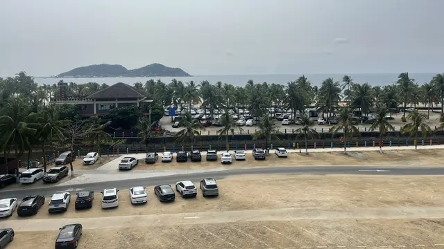 Hainan sebuah provinsi tropis yang terletak di bagian selatan China dan berbatasan dengan Laut China Selatan.