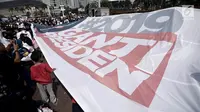Massa mengibarkan bendera raksasa bertuliskan '#2019GantiPresiden' saat deklarasi akbar di Monas, Jakarta, Minggu (6/5). Massa menyerukan pergantian presiden secara konstitusional melalui Pilpres 2019. (Merdeka.com/Iqbal Nugroho)