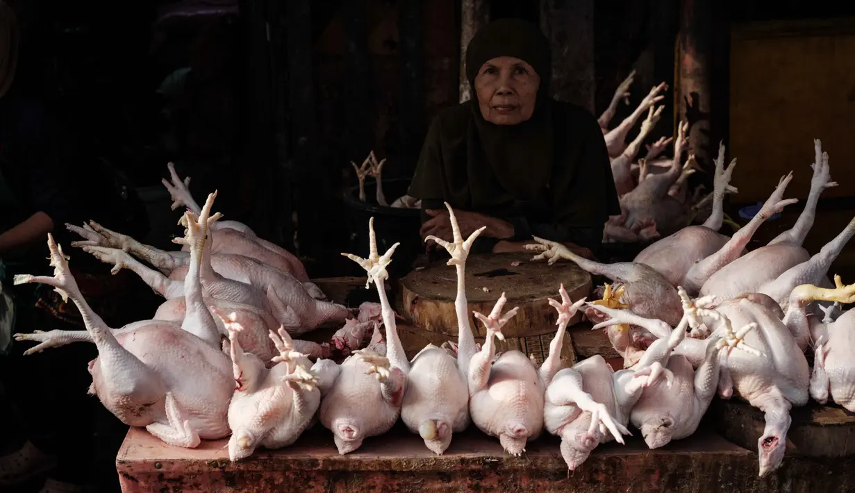 Selain itu, harga daging ayam ras juga masih relatif tinggi. Tampak dalam foto, pedagang ayam potong menanti pembeli di sebuah warung pinggir jalan, Jakarta pada 4 April 2026. (YASUYOSHI CHIBA/AFP)