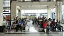 Suasana saat penumpang menunggu jadwal keberangkatan di Terminal Pulo Gebang, Jakarta, Minggu (3/6). Para penumpang mengaku sengaja lebih awal mudik ke kampung halaman. (Merdeka.com/Iqbal Nugroho)