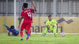 Kiper Timnas Indonesia, Ikram Al Giffari berusaha bangkit setelah menghalau tendangan pemain Maladewa, Muzdhan Hassan (kiri) pada laga Grup F Kualifikasi Piala Asia U-20 2024 di Stadion Madya, Senayan, Jakarta, Rabu (25/09/2024). (Bola.com/Bagaskara Lazuardi)