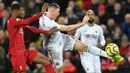 Gelandang Liverpool, Georginio Wijnaldum, berebut bola dengan gelandang Sheffield United, John Lundstram, pada laga Premier League di Stadion Anfied, Liverpool, Rabu (2/1). Liverpool menang 2-0 atas Sheffield. (AFP/Paul Ellis)