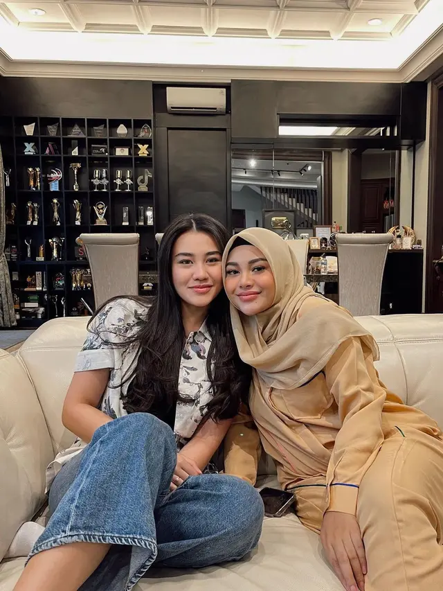 Bersahabat Sejak Kecil, Ini 6 Potret Akrab Aurel Hermansyah dan Aaliyah Massaid