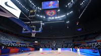 Suasana lapangan utama Indonesia Arena, Senayan, Jakarta menjelang Piala Dunia FIBA 2023 pada Kamis (24/08/2023). (Bola.com/Bagaskara Lazuardi)