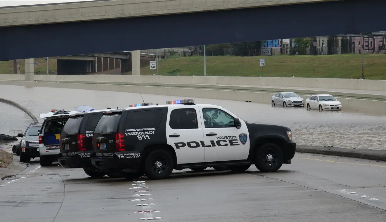 Jalan bebas hambatan ditutup akibat terendam banjir yang disebabkan badai tropis Beta di Houston, Texas, Amerika Serikat (AS), 22 September 2020. Badai tropis Beta yang membawa guyuran hujan ke Texas menyebabkan sejumlah titik di wilayah tersebut tergenang banjir. (Xinhua/Chengyue Lao)