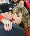 Taylor Swift terlihat menghadiri Super Bowl untuk memberikan dukungan kepada sang kekasih Travis Kelce. [Foto: Instagram/voguebeauty]