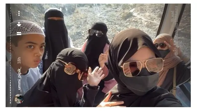 Rindu Tanah Suci, Ini 5 Potret Umi Pipik saat Ibadah Umrah dengan Ketiga Anaknya