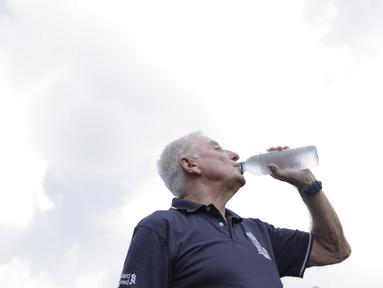 Legenda Liverpool, Roy Evans melepas dahaga usai memberikan pelatihan kepada anak-anak di Lapangan Sepak Bola Pertamina, Jakarta, Jumat (9/3/2018). Kegiatan ini dalam rangka LFC World Jakarta. (Bola.com/Vitalis Yogi Trisna)