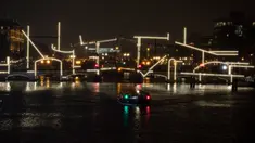 Karya seni berjudul "Nacht Tekening" atau Night Drawing oleh Krijn de Koning menghiasi Jembatan Skinny Amsterdam selama Amsterdam Light Festival di ibu kota Belanda, 27 November 2019. Festival dengan tema "DISRUPT!" ini digelar mulai 28 November hingga 19 Januari 2020 mendatang. (AP/Peter Dejong)