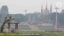 Pekerja menyelesaikan proyek revitalisasi Taman Mini Indonesia Indah (TMII), Jakarta Timur, Selasa (12/7/2022). Progres revitalisasi Taman Mini Indonesia Indah (TMII) secara fisik telah mencapai sekitar 70 hingga 80 persen dan ditargetkan rampung bulan ini. (Liputan6.com/Herman Zakharia)