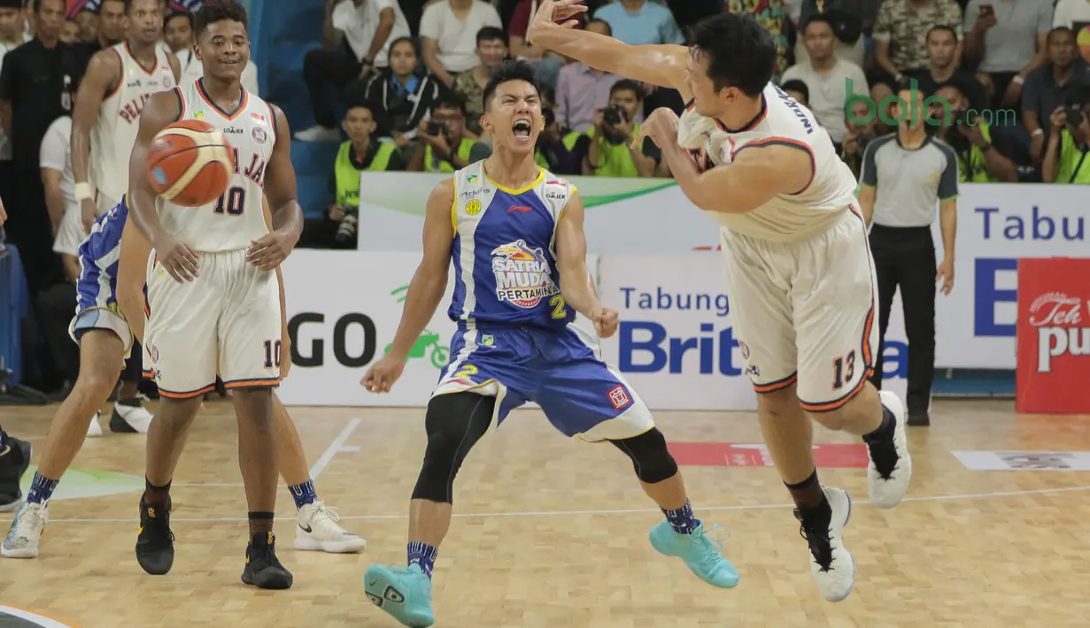 Teriakan pemain Satria Muda, Hardianus setelah pemain Pelita Jaya, Ponsianus Indrawan gagal mencetak poin pada Final IBL 2018 di GOR Sumantri Brojonegoro, Jakarta, Minggu (22/4/2018). Satria Muda menang 69-64. (Bola.com/Nick Hanoatubun)