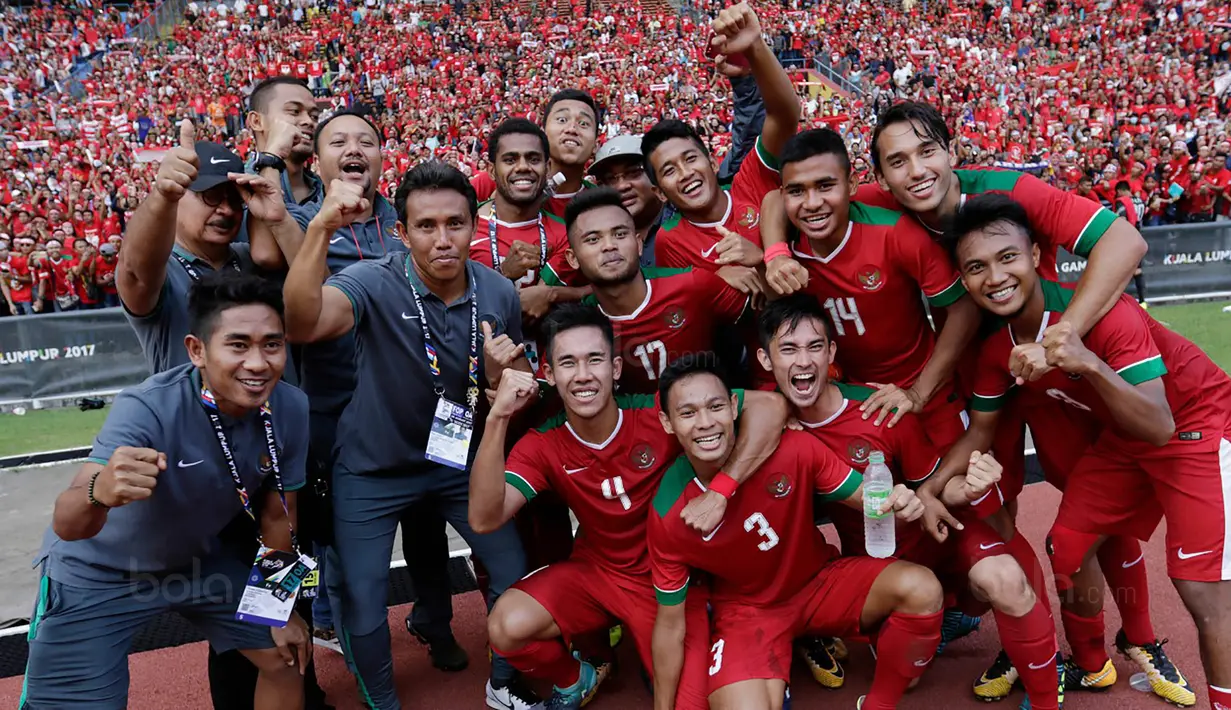 Para pemain timnas Indonesia bersama staf pelatih merayakan kemenangan atas Kamboja di Stadion Shah Alam, Selangor, Kamis, (24/8/2017). Indonesia menang 2-0 atas Kamboja. (Bola.com/Vitalis Yogi Trisna)
