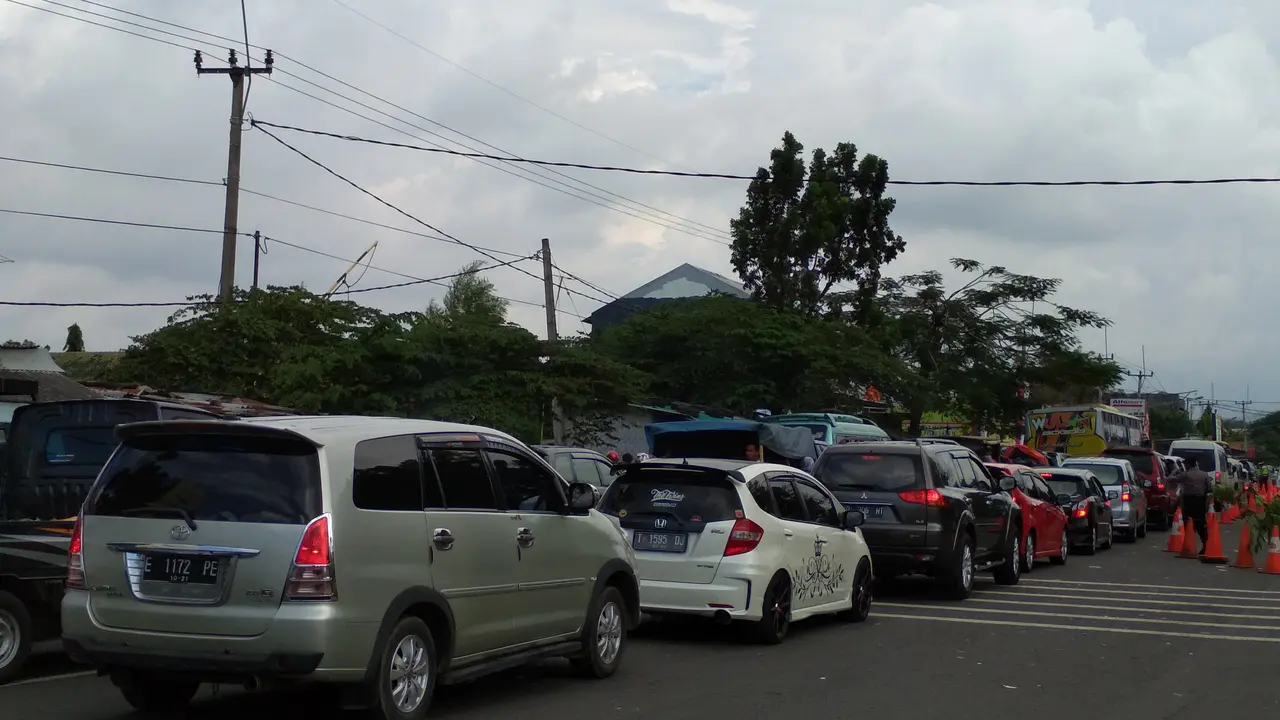Hari kedua lebaran, lalu lintas di Simpang Tiga exit Tol Ciperna terpantau padat. 