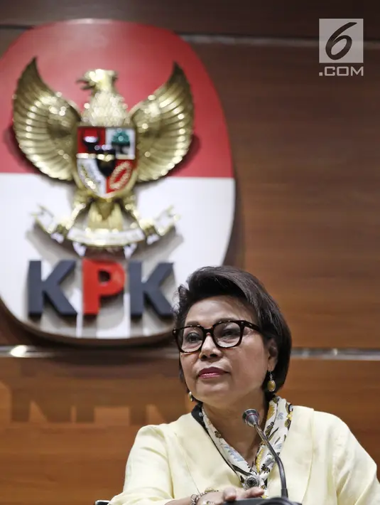 Wakil Ketua KPK Basaria Panjaitan memberi keterangan pers di Gedung KPK, Jakarta, Rabu (21/3). Wali Kota Malang Moch Anton dan 18 anggota DPRD Kota Malang menjadi tersangka dugaan suap pembahasan APBD Kota Malang TA 2015. (Liputan6.com/Herman Zakharia)