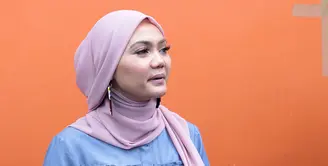 Presenter Rina Nose mengaku sudah move on setelah hubungannya dengan penyanyi asal Brunei Darussalam, Fakhrur Razi kandas. Ia kini mengaku tengah jatuh cinta dengan seorang pria yang tak mau disebutkan. (Deki Prayoga/Bintang.com)