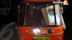 Pendistribusian logistik di wilayah Menteng terlihat menggunakan angkutan bajaj , Jakarta, Selasa (8/4/2014) (Liputan6.com/JohanTallo).