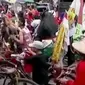 Ribuan Penggemar Sepeda Tua ramaikan parade sepeda nusantara di Kediri. Sementara itu, Forum Tionghoa rayakan Cap Go Meh di Kemayoran.