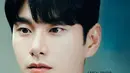 Saya berusaha untuk menjaga agar Park Min Hwan tidak terlihat hanya sebagai karakter komedi. Untuk menggambarkan sifat bermuka duanya dengan cara yang dramatis, saya menempatkan fokus saya pada pengendalian keseimbangan antara sisi kuat dan lemahnya.” (Foto: Instagram/ tvn_drama)