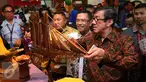 Menkumham Yasonna Laoly dan Menperin Saleh Husin melihat kerajinan tangan buatan Warga Binaan Pemasyarakatan saat Pameran Produk Unggulan Narapidana Tahun 2016 di Plasa Kemenperin, Jakarta, Selasa (19/4/2016). (Liputan6.com/Angga Yuniar)
