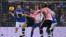 Pemain Juventus, Giorgio Chiellini (tengah) melakukan tendangan salto saat timnya melawan Sampdoria pada lanjutan Liga Italia Serie A di Stadion Marassi, Genoa, Senin (11/1/2016) dini hari WIB. (AFP Photo/MAarco Bertorello)