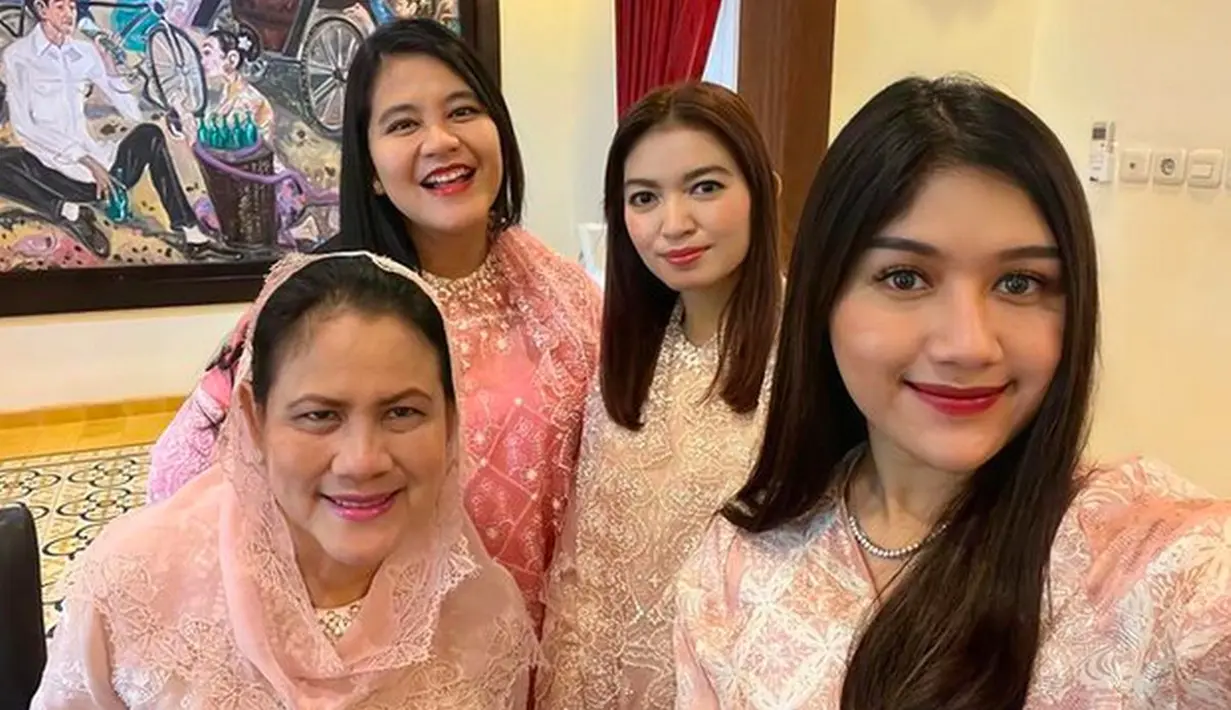 Erina Gudono saat bersama Iriana, Kahiyang dan Selvi terlihat semakin menyempurnakan hubungan dari keluarga besar Joko Widodo. Momen keempatnya saat berkumpul ini berhasil curi perhatian warganet. (Liputan6.com/IG/erinagudono)