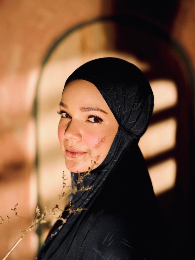 Blasteran Brasil-Indonesia, Ini 6 Potret Transformasi Dewi Sandra dari Kecil hingga Kini