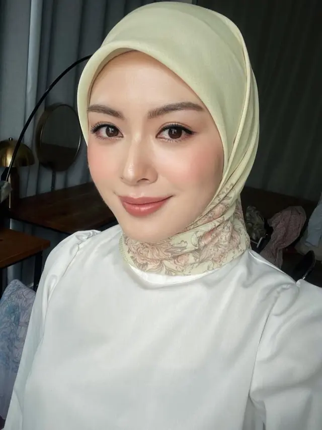 Mix and Match Hijab Segiempat ala Ayana Moon (Instagram/@xolovelyayana)