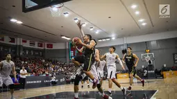 Pebasket putra Indonesia Dhyaska Andakara Prastawa berebut bola dengan pebasket Thailand pada semifinal SEA Games 2017 di MABA Stadium, Kuala Lumpur, Jumat (25/8). Tim Basket Indonesia menang atas Thailand dengan skor 79-74. (Liputan6.com/Faizal Fanani)