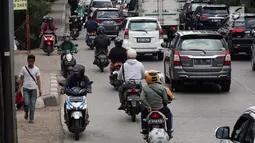 Pengendara motor melawan arah saat terjadi kemacetan di Jalan Daan Mogot, Jakarta, Jumat (23/3). Jalur putar balik yang jauh membuat pengendara melawan arah. (Liputan6.com/Arya Manggala)