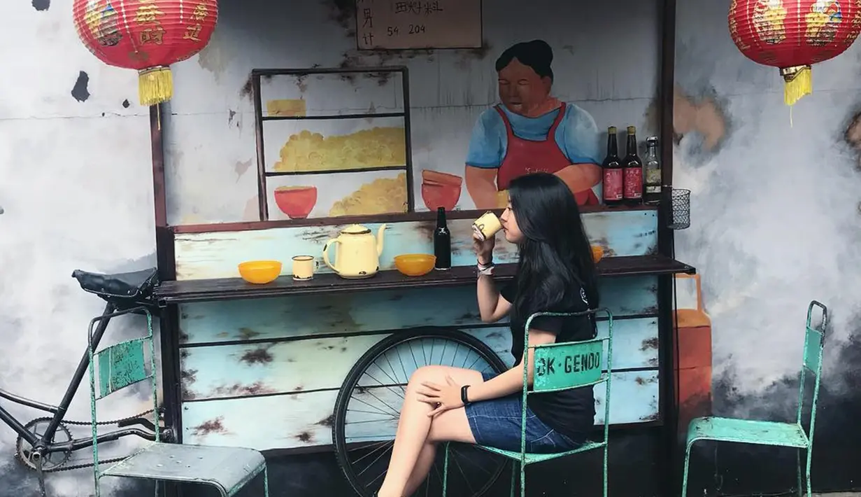 Museum Angkut Malang juga memiliki beberap spot instagramable untuk berfoto. Hal tersebut dimanfaatkan Nona Berlian untuk bergaya saat difoto. Gaya penampilannya yang santai malah membuat foto liburan Nona terlihat sangat keren. (Liputan6.com/IG/@nonaberlian14)