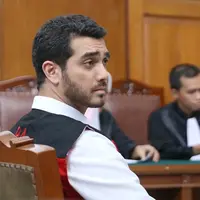 Aktor Fachri Albar menjalani sidang perdana kasus narkoba yang menjeratnya Februari 2018 silam. Sidang digelar di Pengadilan Negeri Jakarta Selatan Senin (15/5/2018). (Nurwahyunan/Bintang.com)